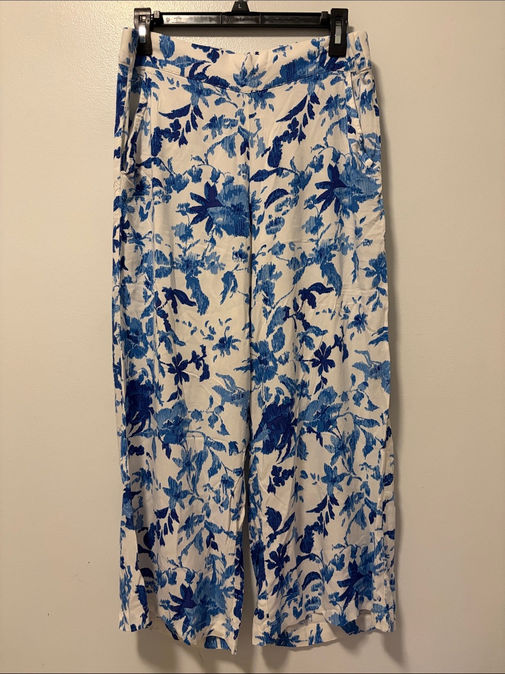 da-sh Women's 26" Wide Leg Rayon Floral Print Cropped Pants - Medium